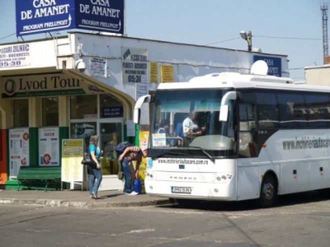 Staţie de microbuze în Bariera Bucureşti, pentru elevii care invata la liceele din zona