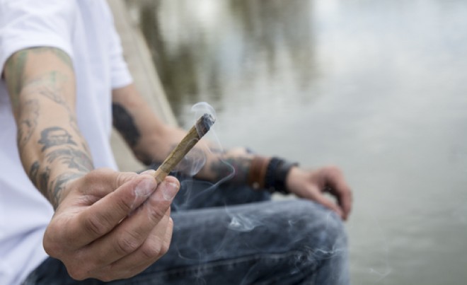 Doi tineri din Ploiesti, prinsi fumand marijuana in Parcul Eminescu. Ce au raspuns cand au fost intrebati de unde au luat drogurile