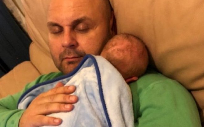 Un bărbat a murit cu copilul lui de opt luni în brațe. Ce făcuse cu puțin timp înainte