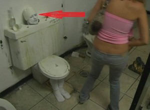 FARSĂ Bărbat deghizat în WC, în baia femeilor. Nu vei crede cum au reacționat! VIDEO =))))))