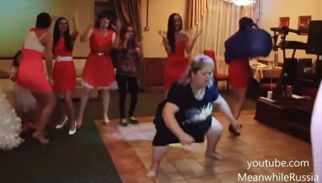 OARE SE POATE MAI PENIBIL?! O rusoaică face furori cu dansul ei, la o nuntă! VIDEO