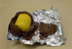 Un copil a mers la cumparaturi cu mama lui si si-a ales un ou de ciocolata de pe raft. Cand a ajuns acasa, surpriza! Ce era inauntru?