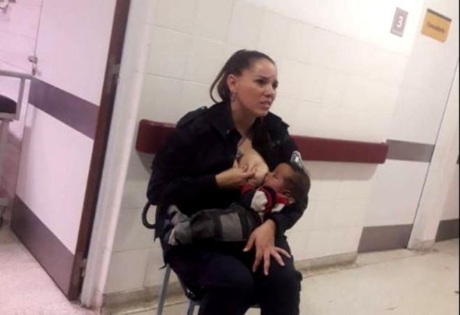 O polițistă „eroină” din Argentina a hrănit la piept un copil într-un spital, după ce a văzut că medicii nu-i dădeau de mâncare