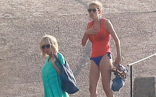 Brigitte Macron, la plajă cu fiica ei mai mică. Care arată mai bine?