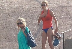 Brigitte Macron, la plajă cu fiica ei mai mică. Care arată mai bine?