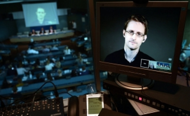 Edward Snowden face DEZVĂLUIRI CUTREMURĂTOARE despre Facebook: E o companie de supraveghere, mascată drept &#039;reţea socială&#039;