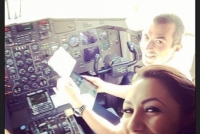 VIDEO! INCREDIBIL! Pentru ca nu a mai avut loc in avion, Andra a zburat pana la Cluj in cabina pilotilor, lucru total interzis de regulament! 