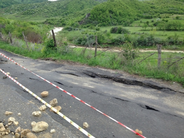 Consiliul Judetean si Prefectura Prahova solicita fonduri de la Guvern pentru localitatile afectate de alunecarile de teren