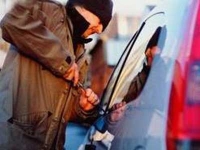 Incredibil! Pensionar prins în timp ce rupea oglinda retrovizoare a unei masini, pe strada Malu Rosu