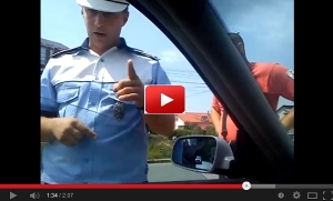 BRAVO!!! Un poliţist român face SENZAŢIE pe net! Cum reacţionează agentul în faţa unui şmecher care refuză să prezinte actele (VIDEO)