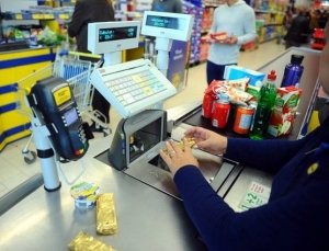 Vrei sa lucrezi intr-un supermarket? Vezi cât câştigă un casier la Carrefour, Lidl, Cora sau Kaufland