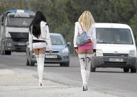 Patru prostituate, prinse in flagrant pe un drum din Prahova. Vezi ce le-au facut politistii