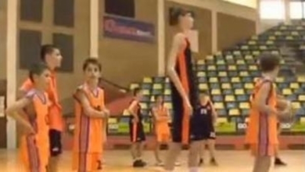 URIAŞUL român, noul Ghiţă Mureşan. Un baschetbalist de 14 ani are 2,26 m înălţime VIDEO  