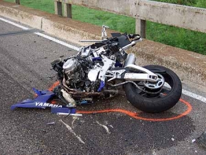 Accident grav la Posada. Un motociclist s-a izbit de un autoturism dupa ce a intrat pe contrasens