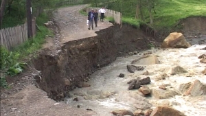 Prapad in Prahova: 18 localitati se confrunta cu alunecari de teren. Pe 10 drumuri abia se circula!