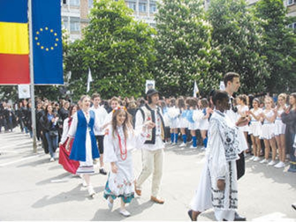Studentii ploiesteni au defilat in robe si in costume traditionale