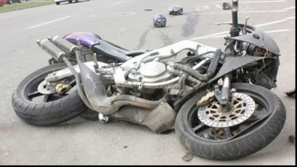 Accident grav, in Valenii de Munte. Un autoturism şi o motocicletă s-au ciocnit 