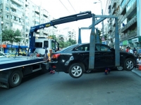 Atentie, soferi! SGU ridica masinile parcate neregulamentar pe o strada importanta din Ploiesti