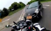 VIDEO ŞOCANT! Un motociclist şi-a filmat propria moarte. Tânărul, care rula cu 156 de km/oră, a fost SPULBERAT de o maşină