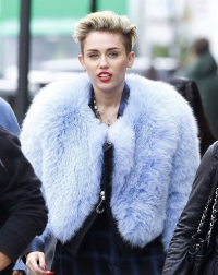 Miley Cyrus, expertă în ipostaze şocante: S-a fotografiat cu o proteză de monstru