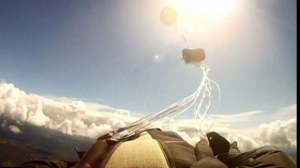 Paraşutist la un PAS de MOARTE după ce un METEORIT a trecut pe lângă el cu o viteză de 500 km/h VIDEO