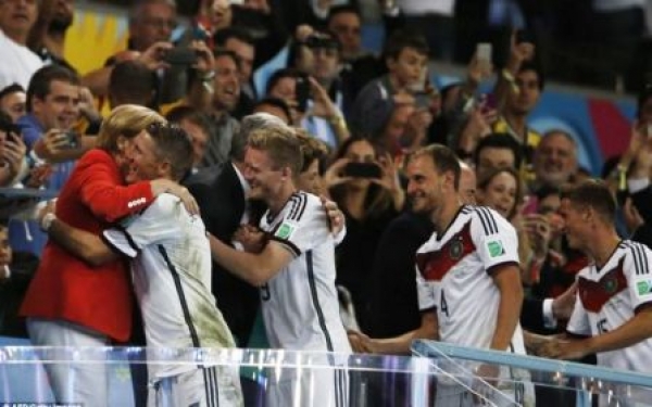 Angela Merkel a sărbătorit alături de jucătorii germani