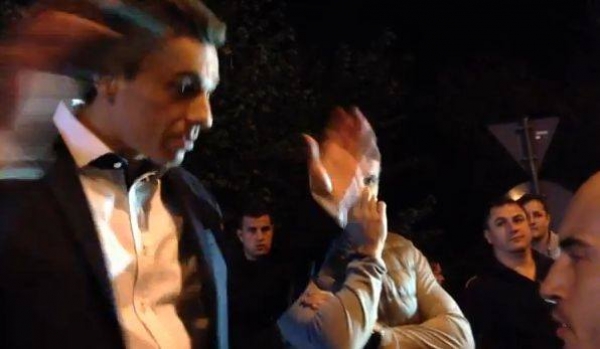 VIDEO DE SENZAŢIE. Speriat de motocicliști, Mircea Badea a cerut ajutorul polițiștilor, pe care ani de zile i-a făcut boschetari. Un motociclist l-a provocat la BĂTAIE. Comicul TV s-a eschivat vizibil INTIMIDAT