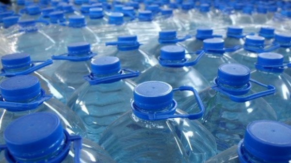 Sute de mii de sticle cu apă au fost RETRASE din magazine. Nu o să-ţi vină să crezi ce scria pe etichete  