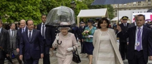  Regina Marii Britanii, elogiata in Franta, dupa ce si-a tinut singura umbrela, in timp ce primarita Parisului a avut nevoie de un bodyguard 