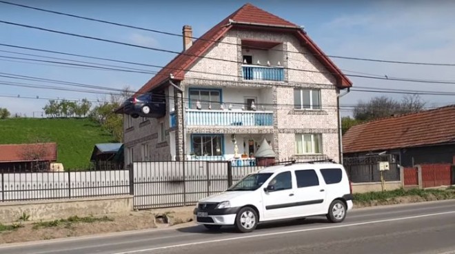 Un român a zidit o Dacia Logan într-unul dintre pereții casei