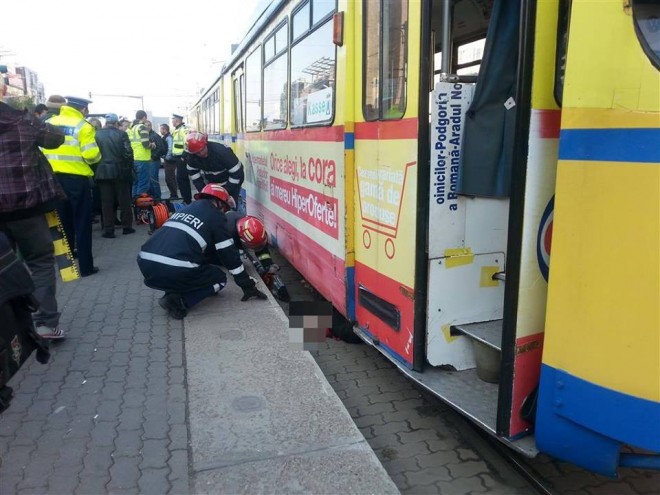 Imagini HORROR! O femeie a fost TĂIATĂ ÎN DOUĂ de un tramvai in Arad. ATENŢIE, imaginile vă pot afecta emoţional!