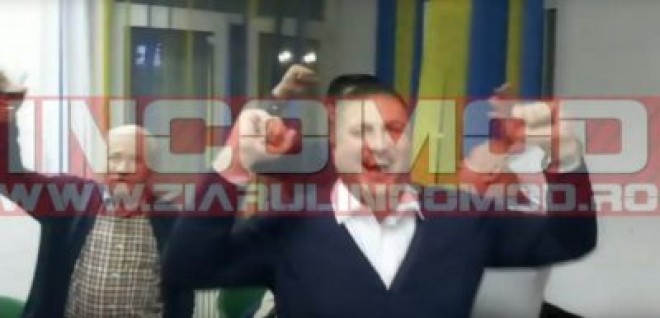 Huliganii PNL din Boldesti striga &quot;M..e PSD&quot; dupa victoria lui Iohannis. Atat au inteles ei