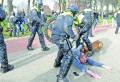 Incotro ne indreptam? UE va reglementa cum trebuie bătuți protestatarii de către polițiști