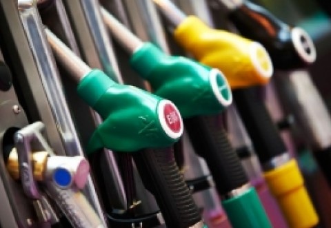 OFICIAL - Guvernul a adoptat OUG prin care se compensează 50 de bani la combustibil