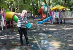 Mizeria din parcurile Herăstrău şi Cişmigiu, de nesuportat. Oamenii au început să spele singuri locurile de joacă pentru copii / Nicuşor Dan: „Nu sunt de acord cu dvs. în ceea ce priveşte curăţenia”