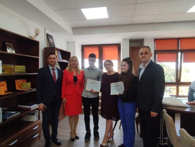 De Ziua Educatiei, prefectul Virgiliu Nanu a premiat elevii cu rezultate exceptionale