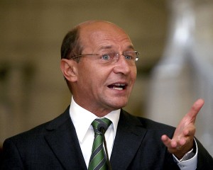 Basescu MĂCELĂREŞTE limba romana pe Facebook. Ce greşeli a făcut
