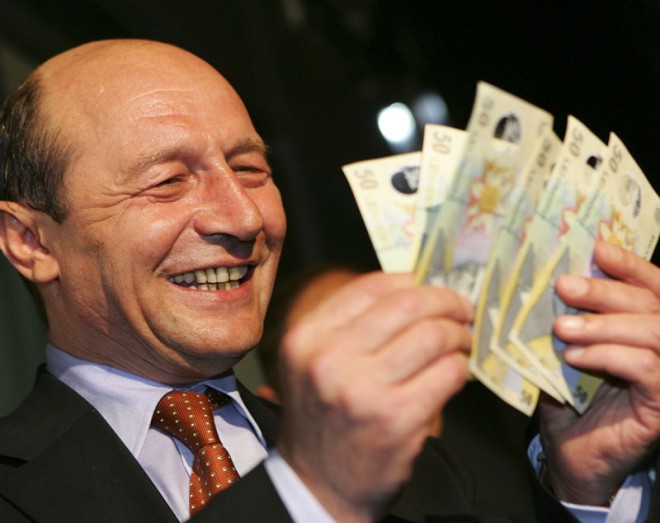 Dezvăluire EXPLOZIVĂ de la serviciile secrete: Traian Băsescu ar fi luat DOI SACI cu BANI