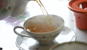 De ce nu e bine să pui miere în băuturi fierbinţi. Se transformă într-o otravă pentru organism