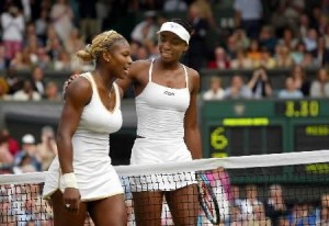 Serena Williams a învins-o pe Venus Williams şi s-a calificat în semifinalele US Open