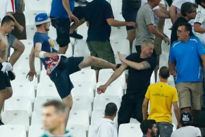 Rusia riscă suspendarea de la Euro 2016, după ce a fost amendată de UEFA pentru violenţele fanilor