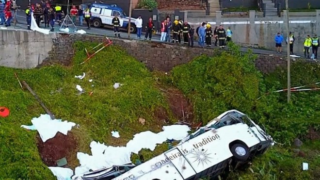 Autocar răsturnat în Madeira. Cel puţin 29 de turişti germani au murit. VIDEO, GALERIE FOTO