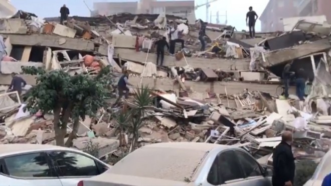 Imagini dramatice. Cutremur cu magnitudinea 7 în Turcia și Grecia, urmat. Mai multe clădiri s-au prăbușit