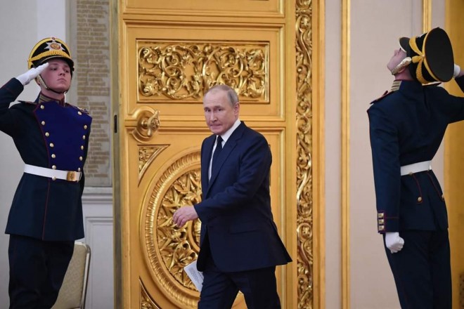 Vladimir Putin, filmat în timp ce tremură incontrolabil în timpul unui eveniment oficial. Pare că abia se ține pe picioare / VIDEO viral