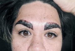 Experiență de coșmar! O femeie care si-a tatuat sprancenele la un salon a ajuns sa arate ca un personaj din desenele animate