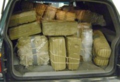 Români arestați în Franța: Aveau mașinile pline cu sute de kg de DROGURI