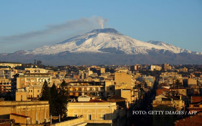 Etna, cel mai mare vulcan activ din Europa, a inceput sa erupa. Autoritatile italiene monitorizeaza permanent situatia