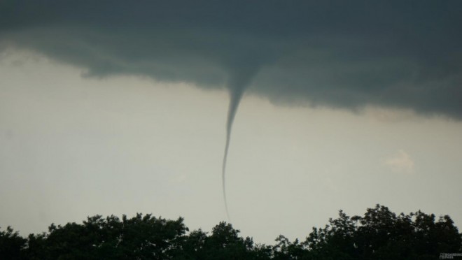 Cod roșu de furtuni în Ilfov. Tornadă filmată în Balotești și Buftea