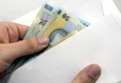 Un român anonim lasă plicuri cu bani prin oraş. Ce trebuie să faci cu jumătate din banii găsiţi