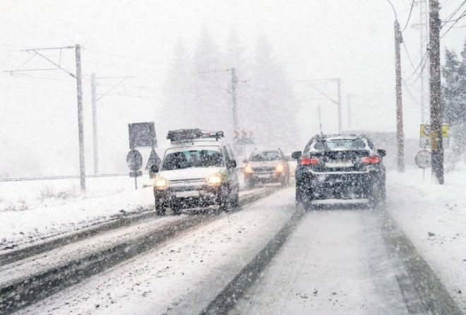 Restrictie de trafic pe DN1A, zona Cheia-Maneciu. Ninge viscolit, zapada de 10 cm pe carosabil